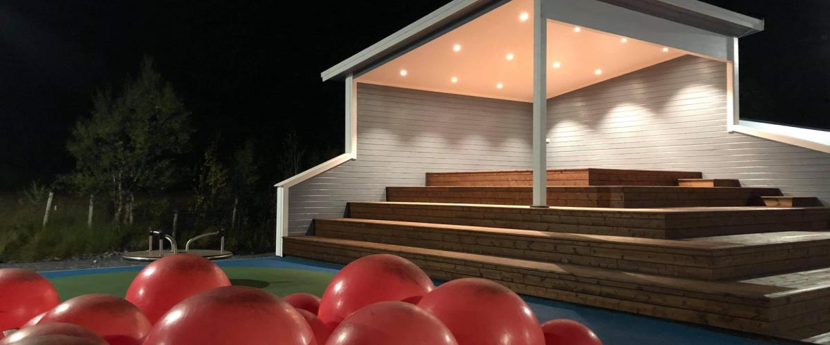 Belyst amfi om kvelden