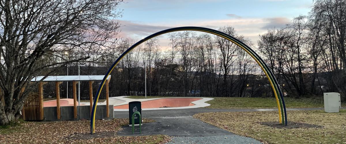 Bilde av Regnbueparkens inngang med en regnbue over sti