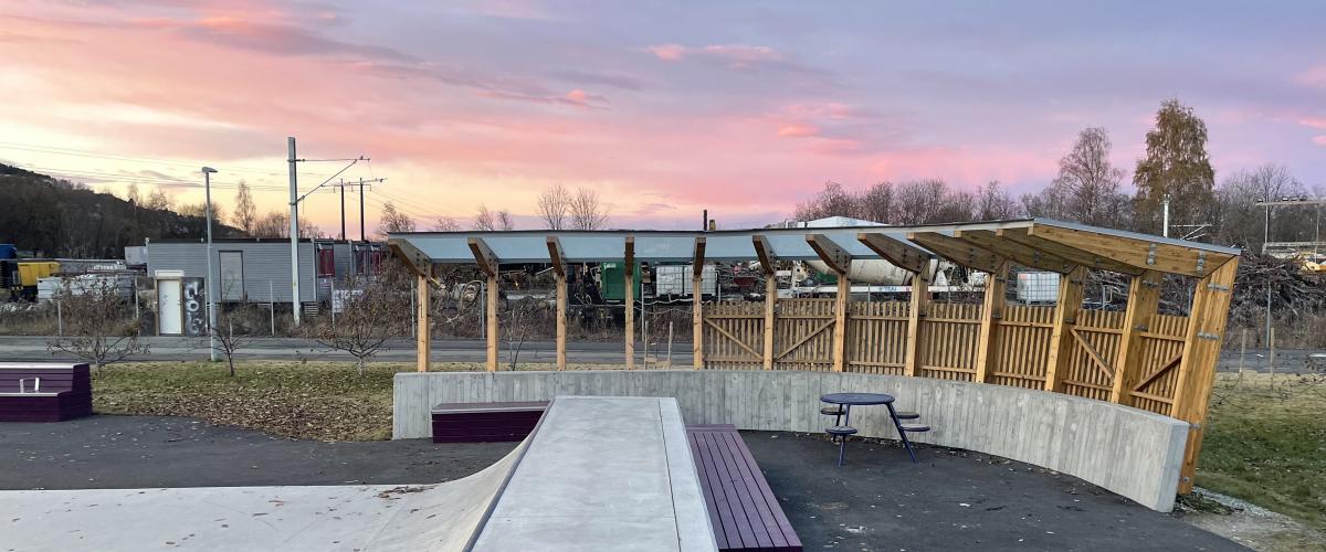 Bilde av sosialt område med overbygg i Regnbueparken