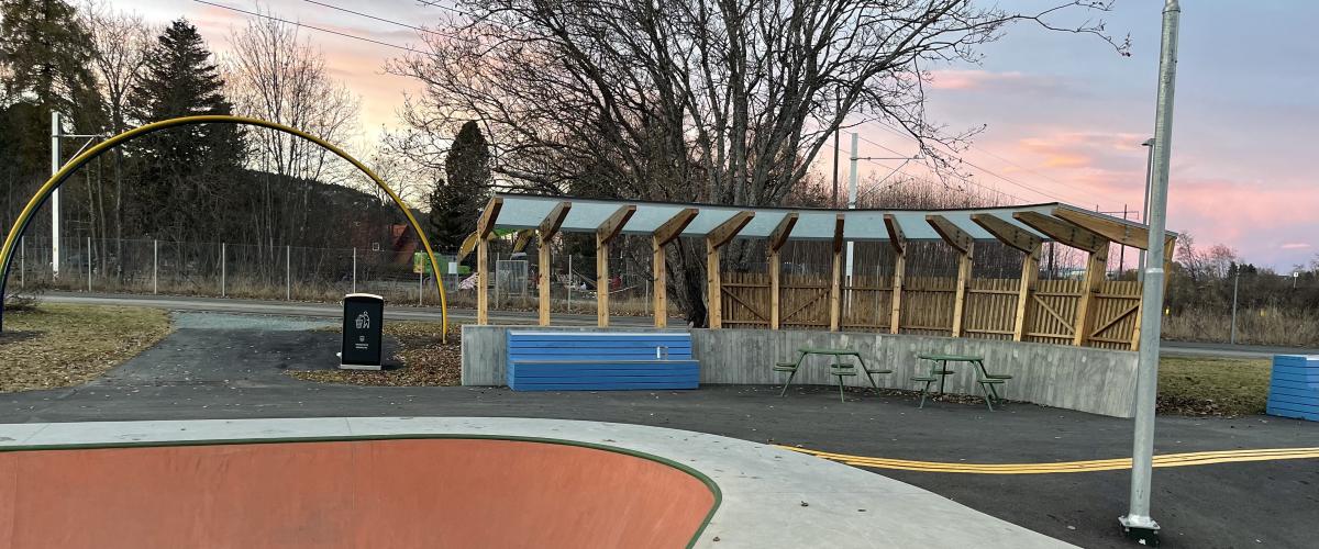 Bilde av sosialt område med overbygg og inngangsportal