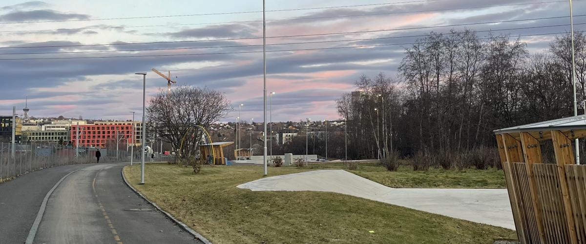 Bilde av gangvei ved Regnbueparken i retning Lerkendal
