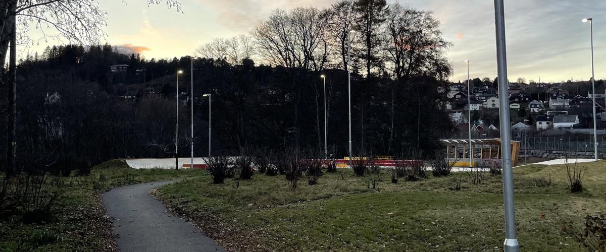 Bilde av sti mellom hovedanlegg og lavterskelanlegg i regnbueparken