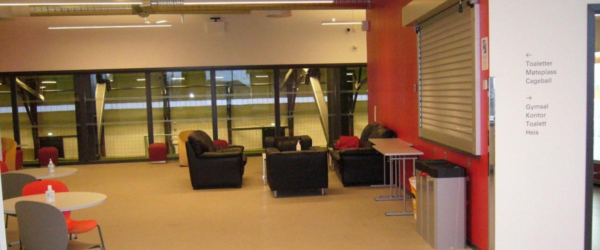 Kaféareale med utsikt til hall