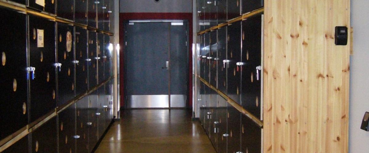 Korridor med utstyrsskap langs veggene