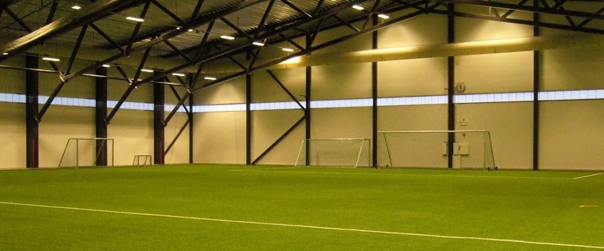Innside av fotballhall.