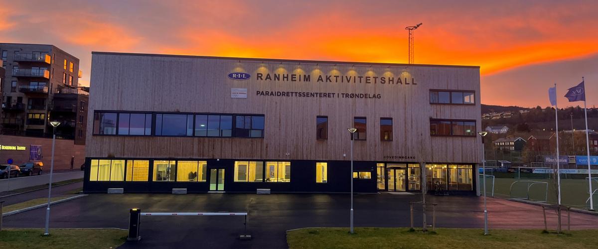Fasadebilde av Ranheim Aktivitetshall og Paraidrettssenteret i Trøndelag i solnedgang