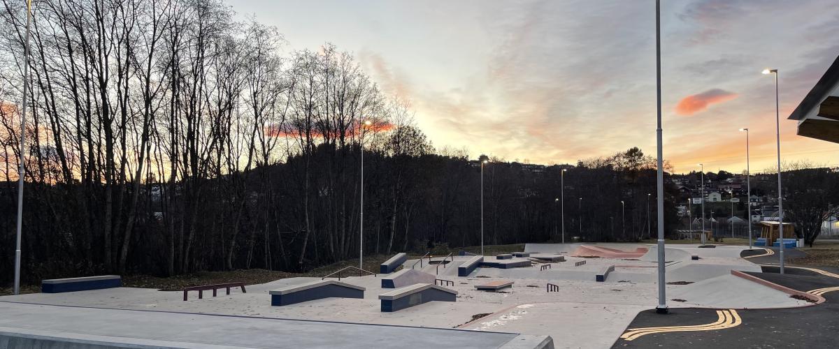 Bilde av hovedanlegget i Regnbueparken med betongelementer og rails.