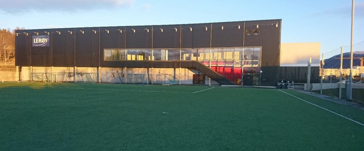 Utsiden av hallen sett fra kunstgressbane