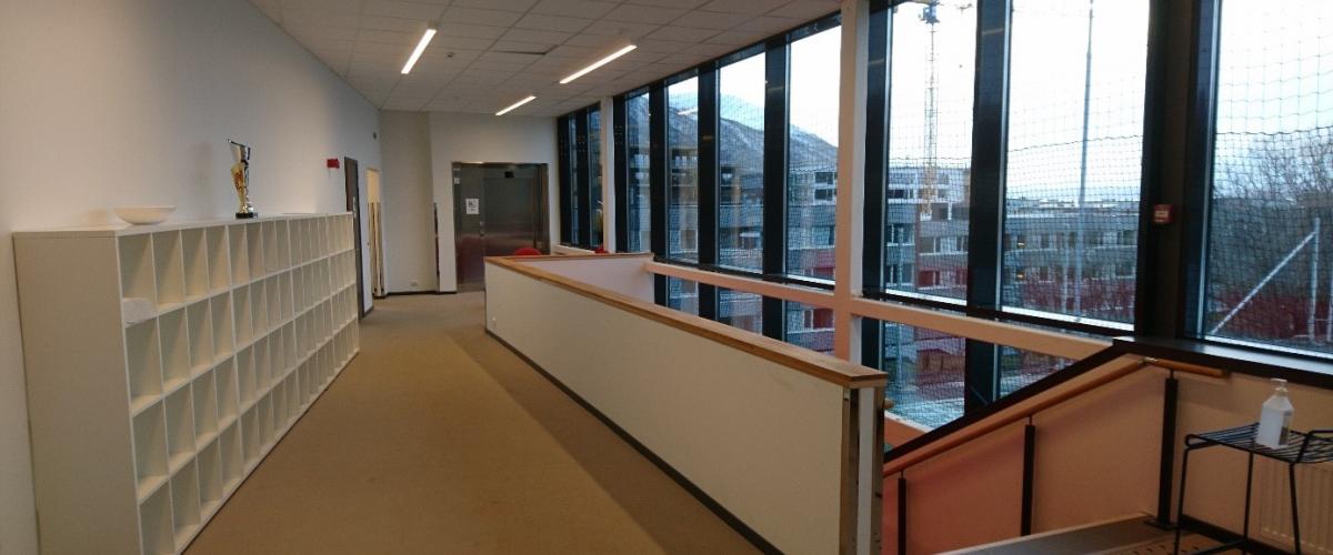 Korridor med trappeoppgang.