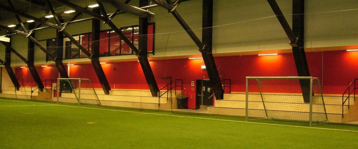 Innside av fotballhall.