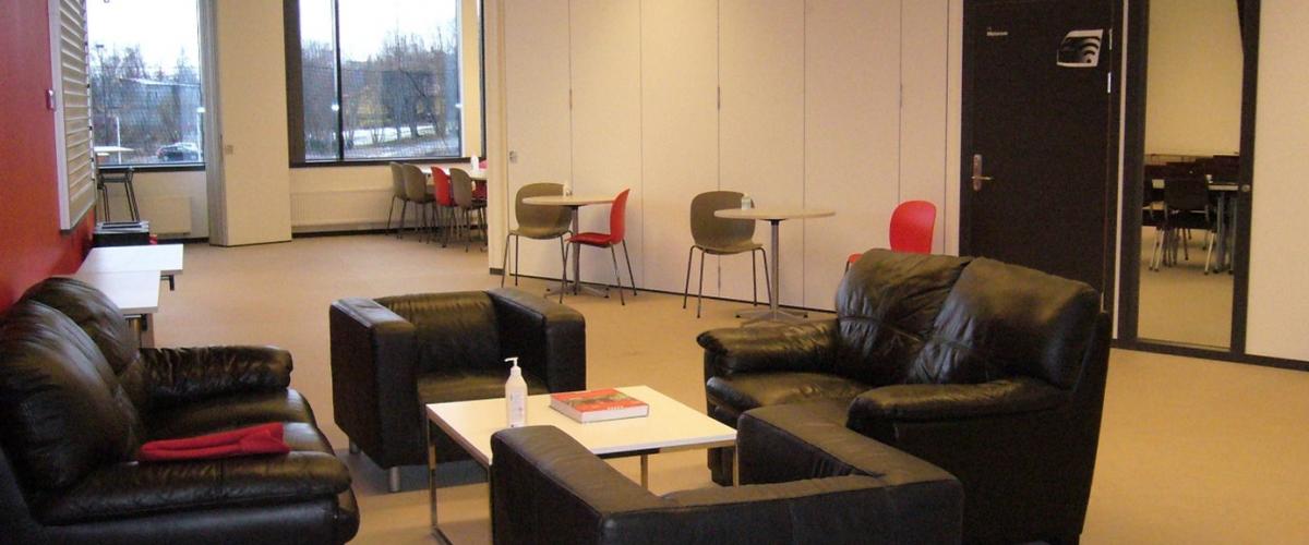 Oppholdsrom med sofa og gode stoler.