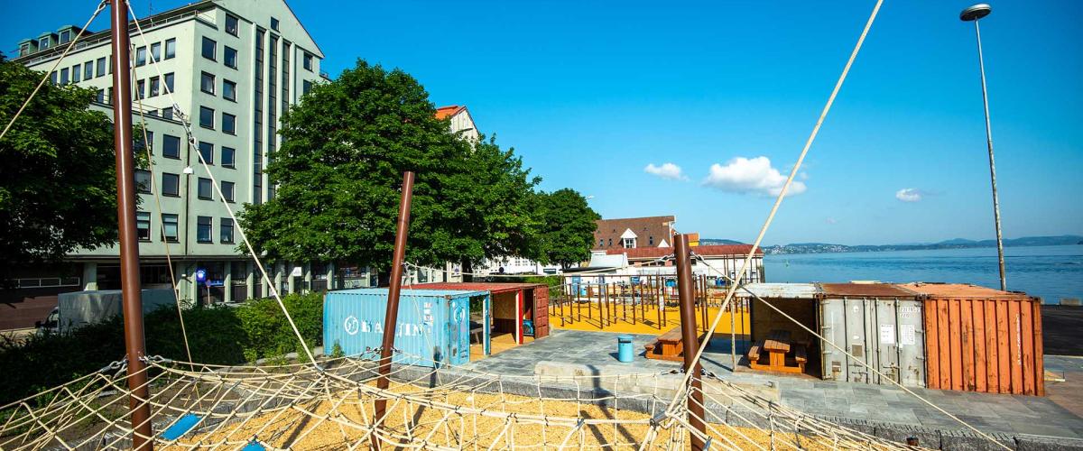 Oversikt over klatrestativet med aktivitetsparken i bakgrunnen. Foto: Boasson AS Oversiktsbilde over klatrestativet på AKtiv Tollodkai