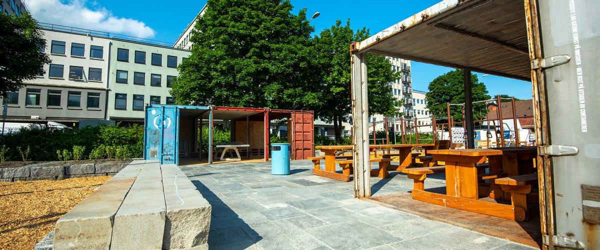 Parken har flere piknikbord med mulighet for å nyte medbrakt mat og slappe av. Foto: Boasson AS. Bildet viser tydeligere hva som finnes inne i kontainerne, nemlig piknikbord og benker.