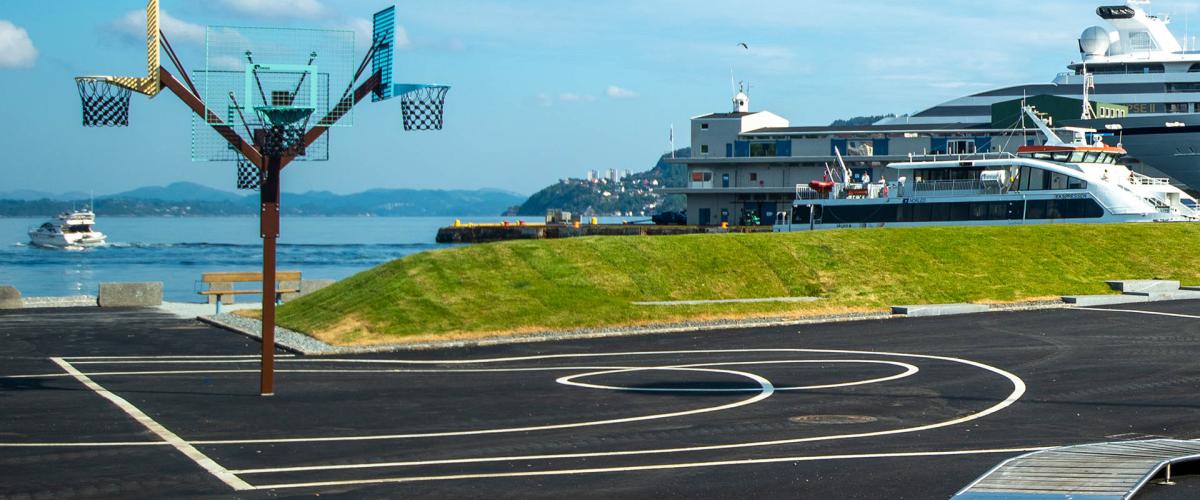 Basketballbanen med fjorden i bakgrunnen. Foto: Boasson AS Basketballbane med fjorden i bakgrunnen.