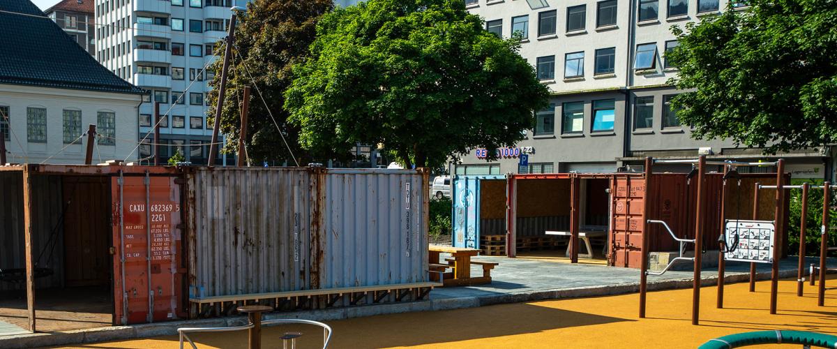 Det er plassert flere kontaienere rundt omkring i parken slik at man har oppholdsteder om man ønsker å skjermes. Foto: Boasson AS. Bildet viser flere av parkens kontainere som er gjort om til oppholdssteder som skjermer fra byens støy og vær.