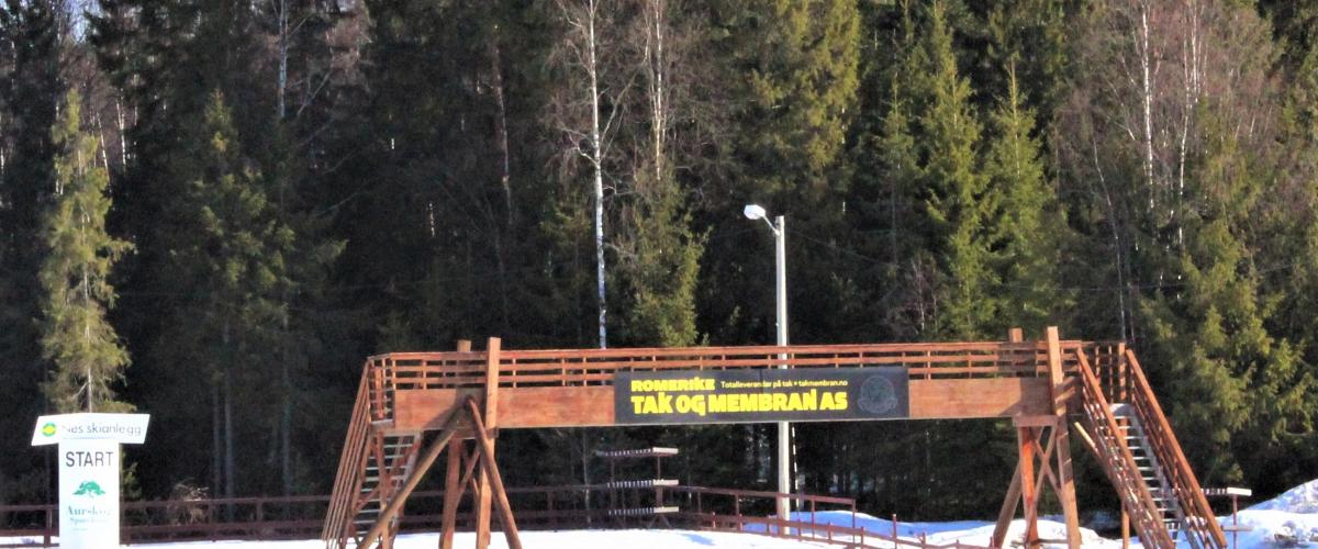Bru over skiløypa inn til startområdet
