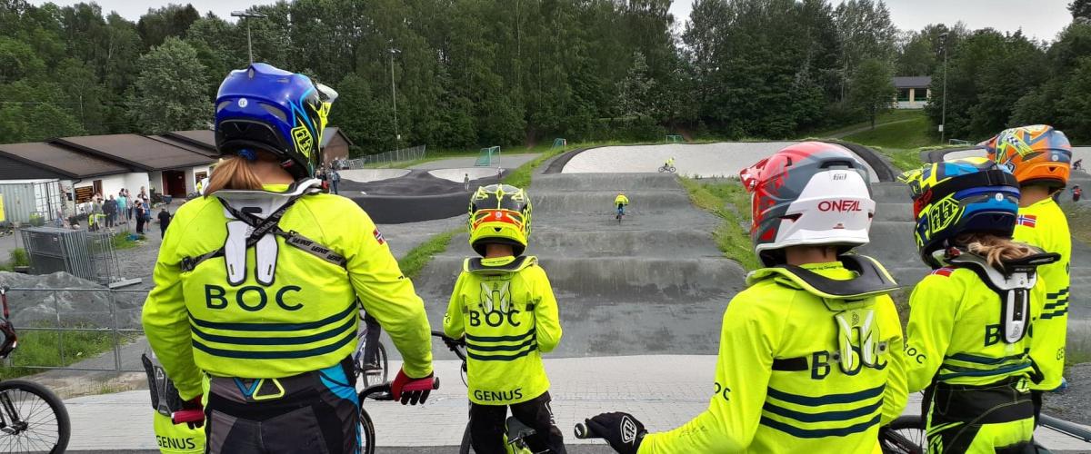 Barn står klare til å teste Bryns nye pumptrack