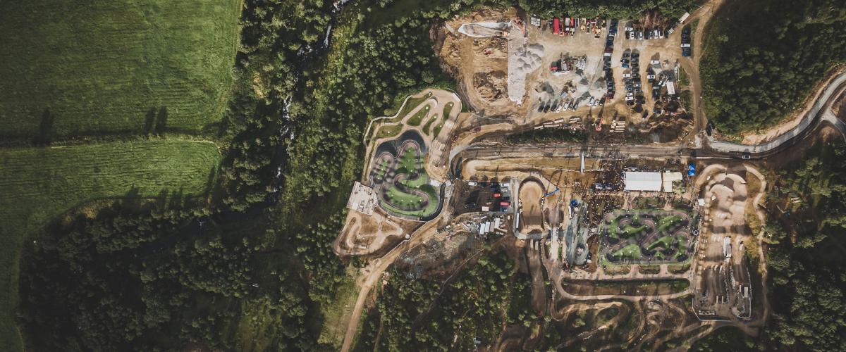 Sykkelpark sett ovenfra. Skogsområder rundt. 