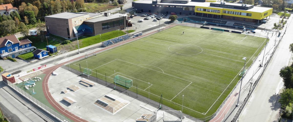 Aktivitetspark med kunstgressbane, fotballbinge, løpebane og flere aktivitetsapparater