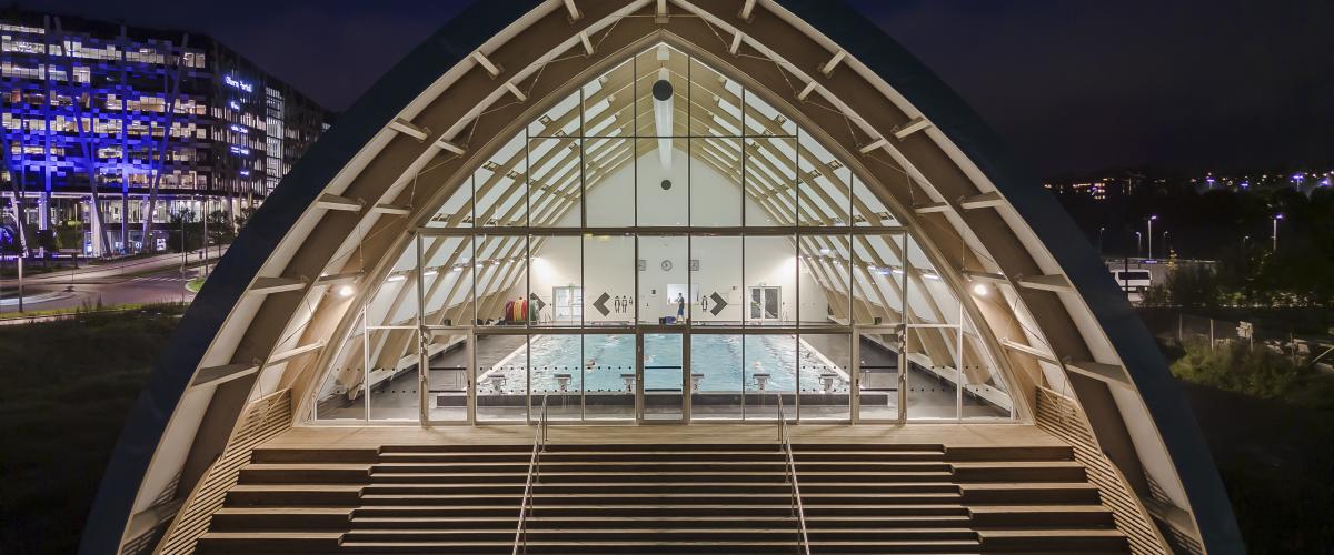 Sørsiden av anlegget, med stor vindusflate og utendørs amfi. Foto: Hundven-Clements Photography Bilde av vindusfasade