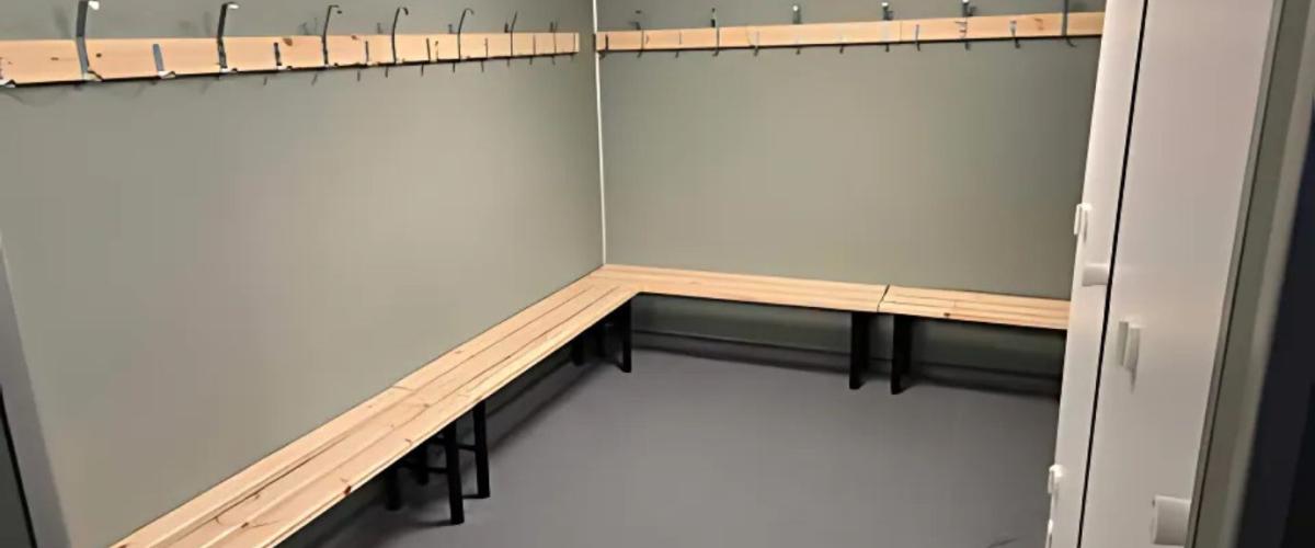 Garderoben er utstyrt med benker og knagger plassert i en "L" form.  