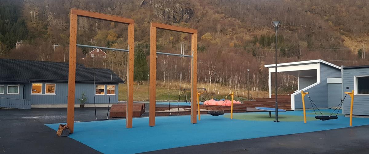 Disser/huskestativ på lekeplass