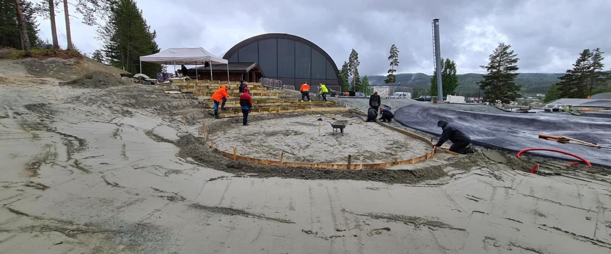 Dugnadsgjeng i gang med betongdekkelegging rundt amfi.