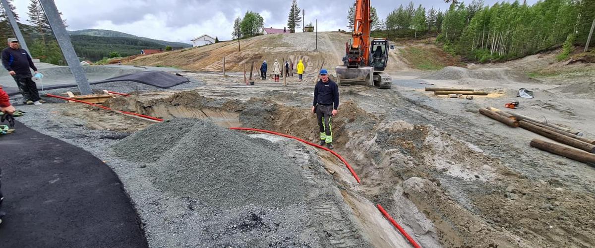 Dugnadsmannskap i gang med å trekke kabler