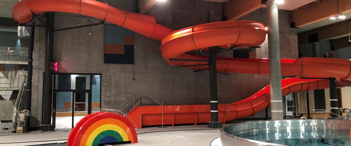 En stor vannsklie følger veggen i bakgrunnen. En liten barnesklie i forgrunnen.