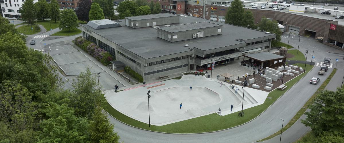 Flyfoto av anlegget der man ser både betongparken og parkouranlegget