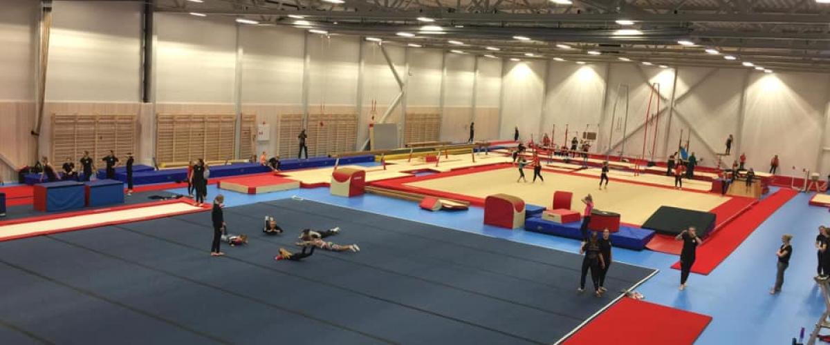 Oversiktsbilde av turnhallen hvor det på bildet drives både turn og cheerleading. 