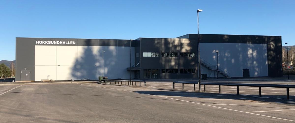 Bilde av hallen utenfra, der alle de tre hallene kan identifiseres. 