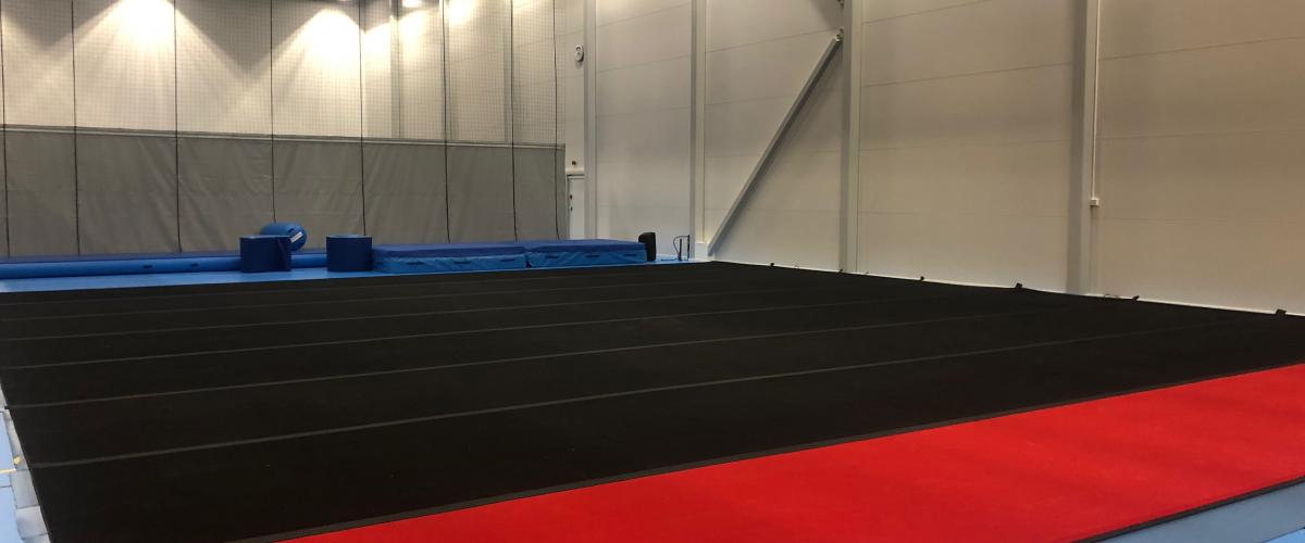 Bilde som viser en av mattene liggende ute.