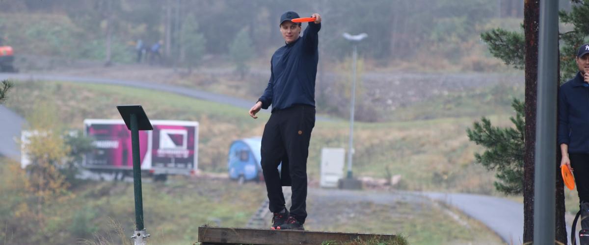 Alle utkaststedene har gode utkastramper som sikrer god balanse i kastet. Foto: Jørn Idar Kvig Bilde som viser en spiller kaste frisbee fra en av de mange utkaststedene