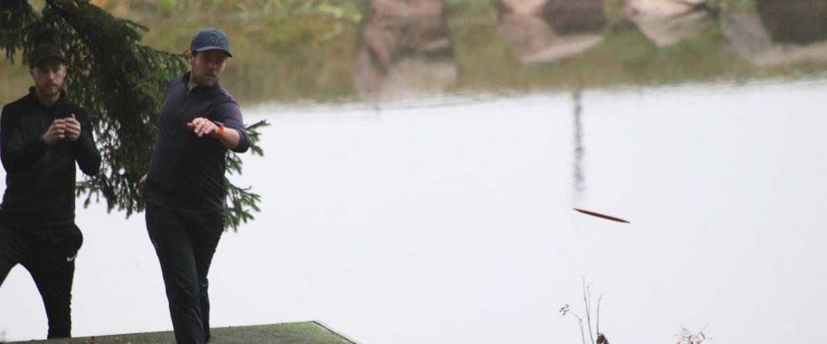 Banen i Holmenkollen har prøvd å utnytte hele anlegget, deriblant alle tjernene som er anlagt som vannforsyning til snøproduksjonen. Foto: Jørn Idar Kvig Bilder som viser to spillere som kaster fra en rampe rett ved et tjern