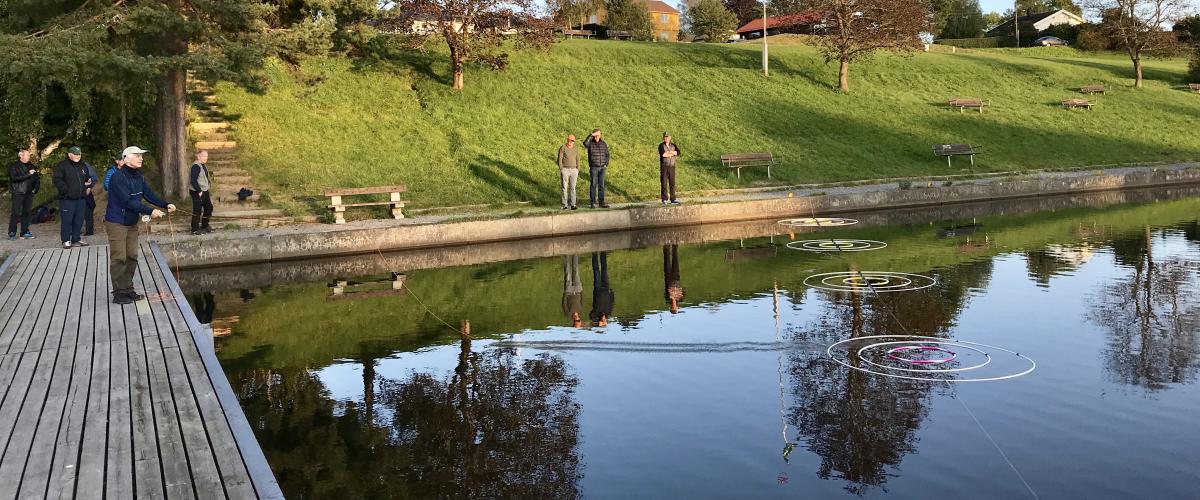 Bilde som viser kasting under konkurranse, der man har lagt ut flere ringer man skal treffe i.