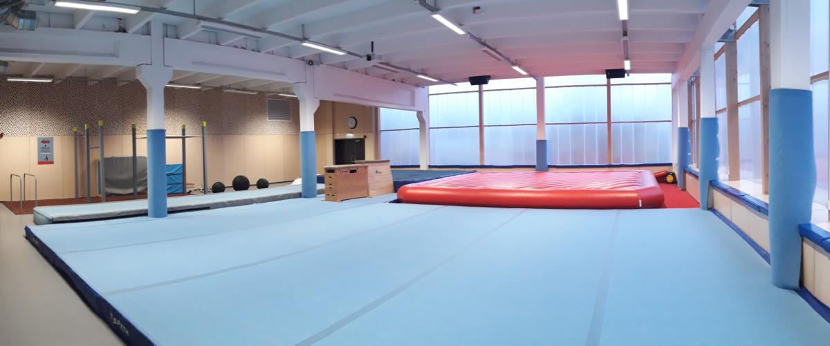 Blå aktivitetsflate i åpent rom