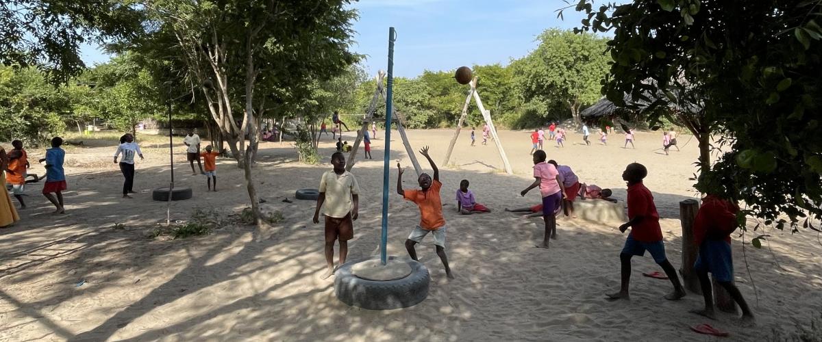 Barn utøver forskjellige idretter og leker utendørs