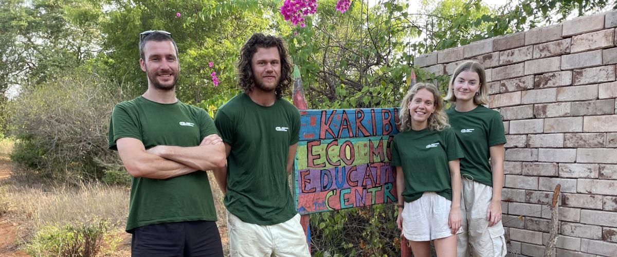 Studentene foran et skolens skilt