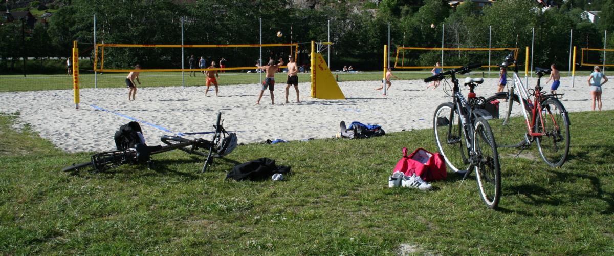 Tre sandvolleyballbaner med høy aktivitet