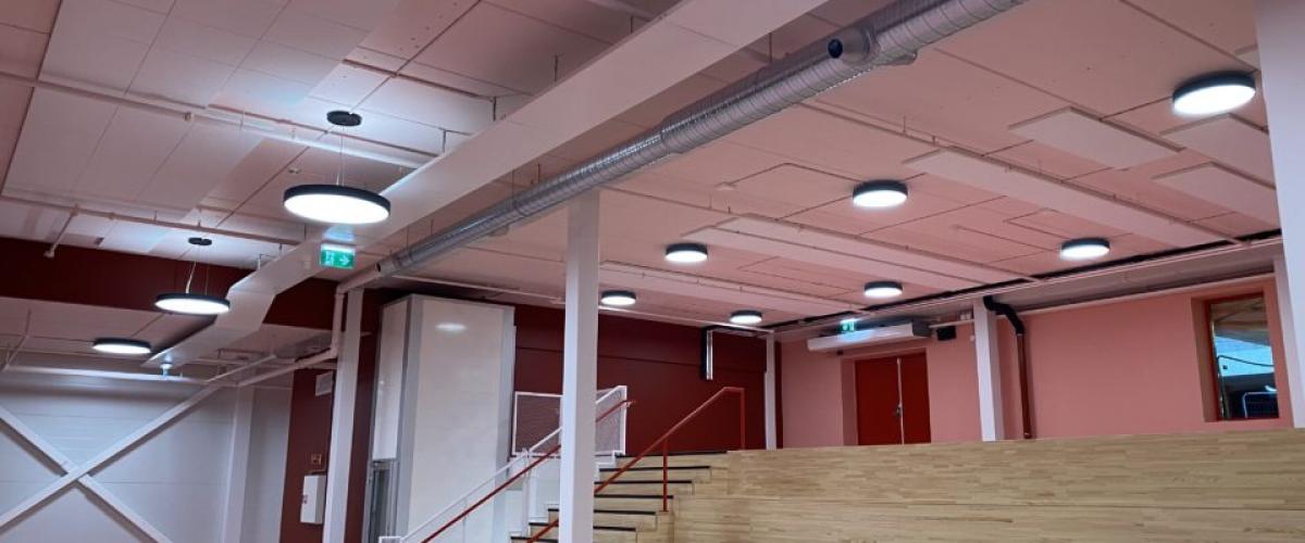 Bilde av en stor tretrapp i ThonHallen der brukere kan slappe av og sitte ned