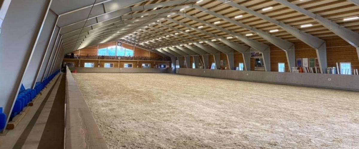 Ridebane med vant. På andre siden av vantet blir det lagret ridebanemateriell