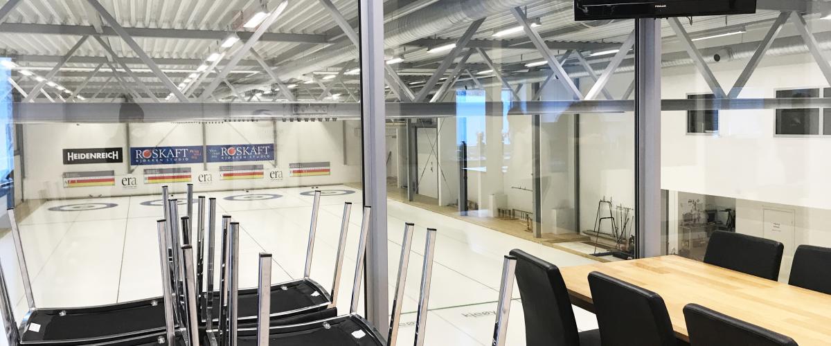 Leangen curlinghall cafe med utsikt inn til hallen