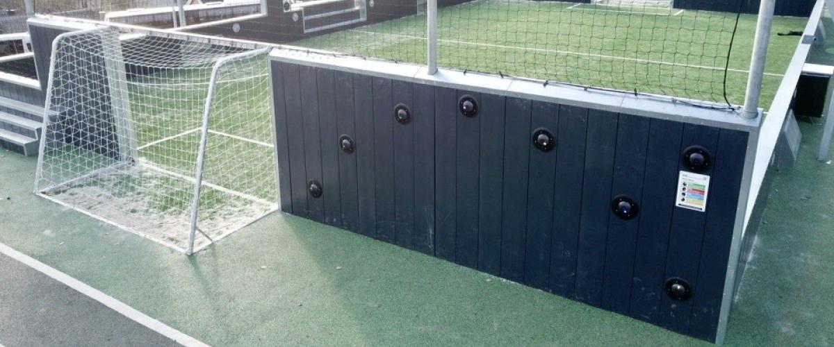 Ballbinge. På utsiden er det elektronisk aktivitetsvegg.