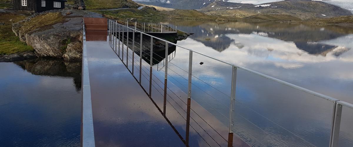 Himmelen speiler seg i brua når den blir våt, slik at den går i ett med vannspeilet