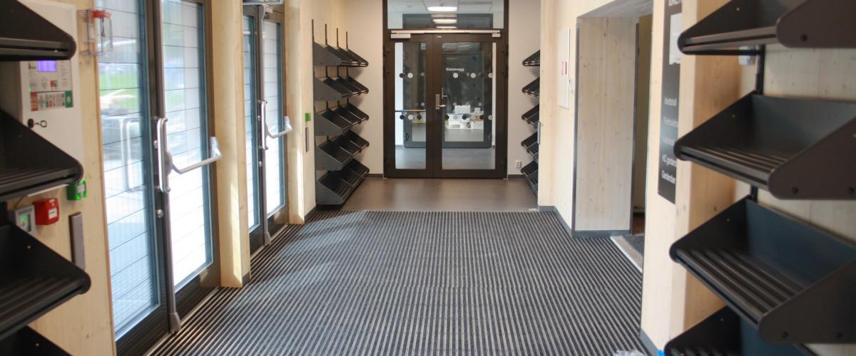 Glommasvingen skoleanlegg inngangsparti med skostativ