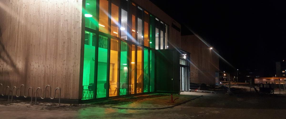 Inngangspartiet til Åshallen om kvelden