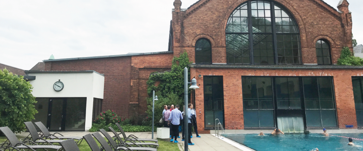 Fasade av badeanlegg, med utendørs basseng