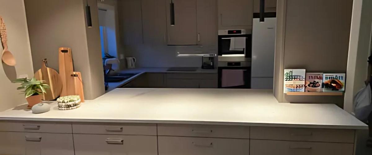 Moderne kjøkken utformet som en "U", med "kjøkkenøy" mot det store møterommet. rom