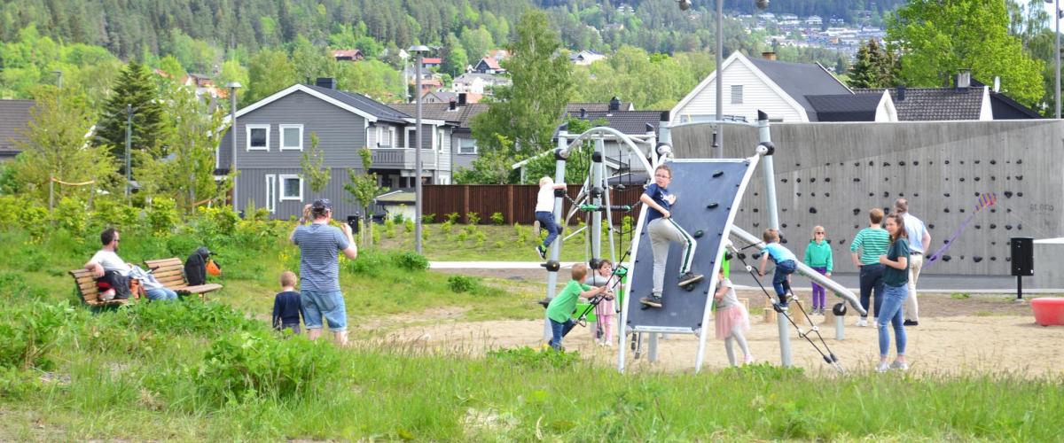 Barn som leker i klatrestativer